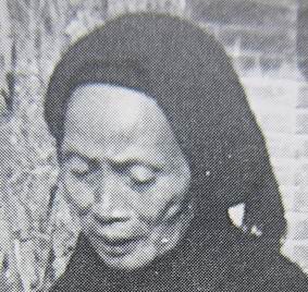 西拉雅族老婦的頭上蒙著黑頭巾
