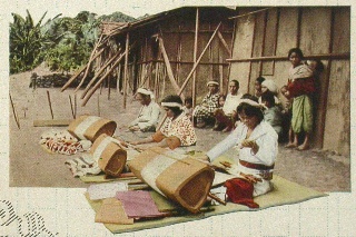 原住民婦女織布